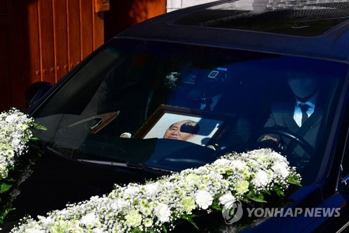 고(故) 전두환 전 대통령의 유해가 2021년 11월 27일 서울 서대문구 연희동 자택에 임시안치를 위해 도착하고 있다.   [연합뉴스]